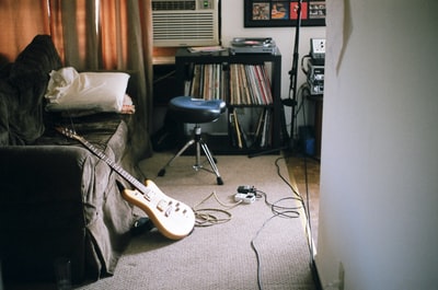 靠在沙发上的棕色电吉他